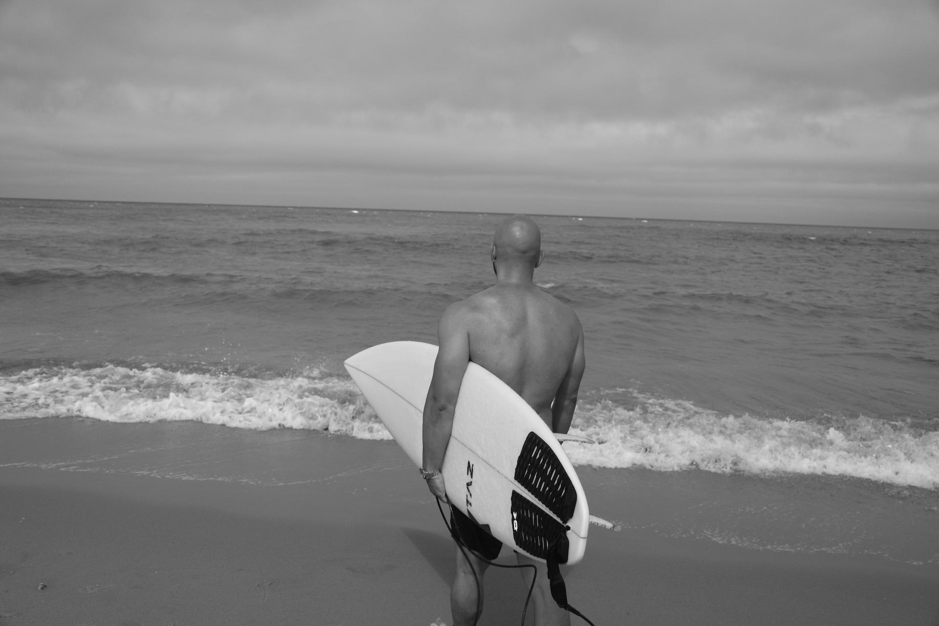 Surfer mit Glatze am Meer