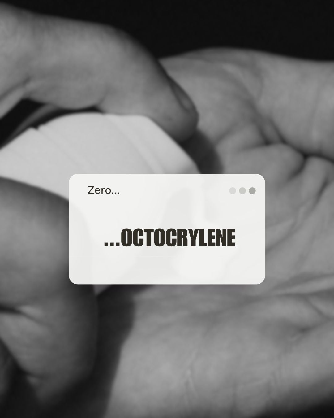 Schriftzug „Zero Octocrylene“ vor verschwommenem Hintergrund mit Händen, die Sonnencreme auftragen.