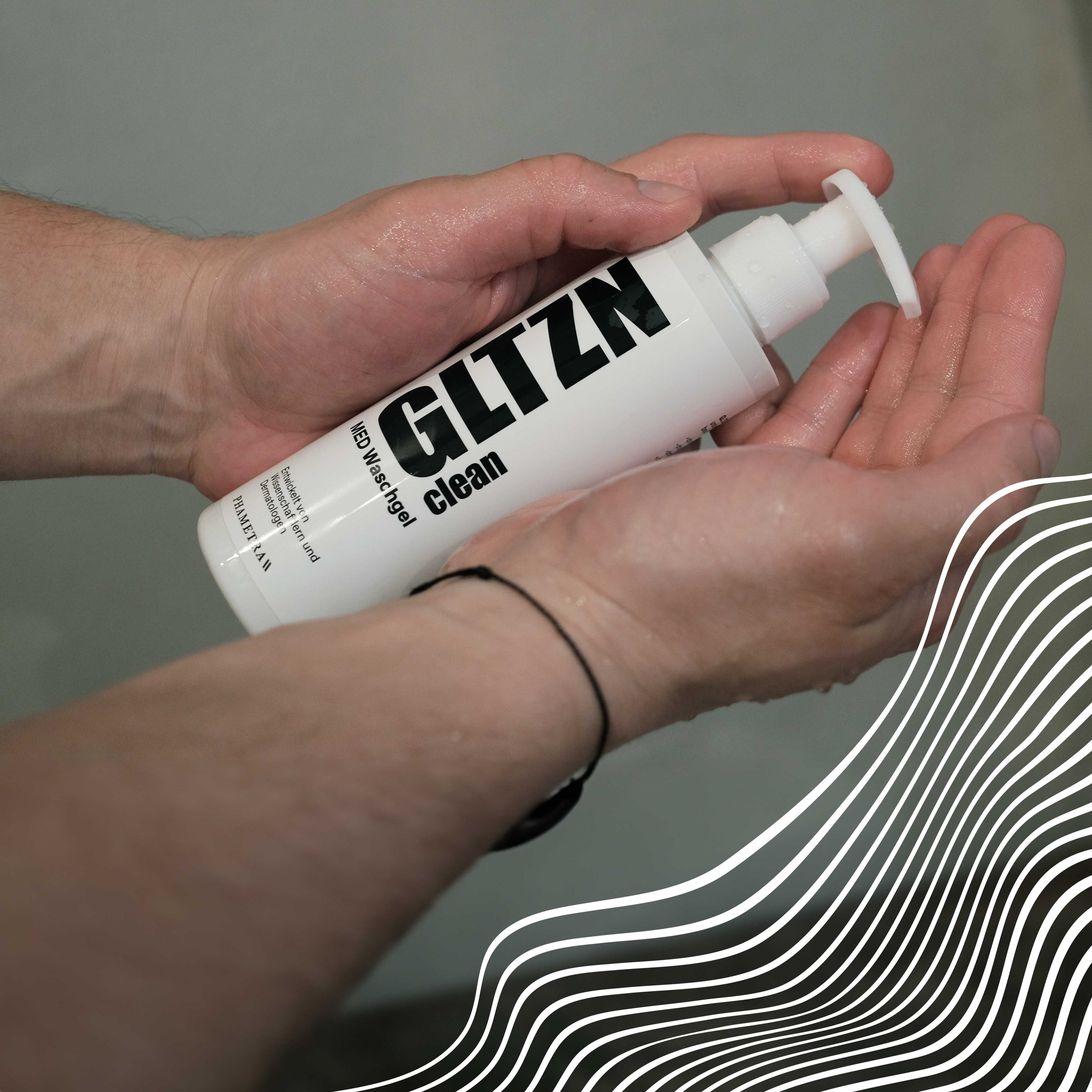 Eine Hand trägt GLTZN Clean auf die andere auf.