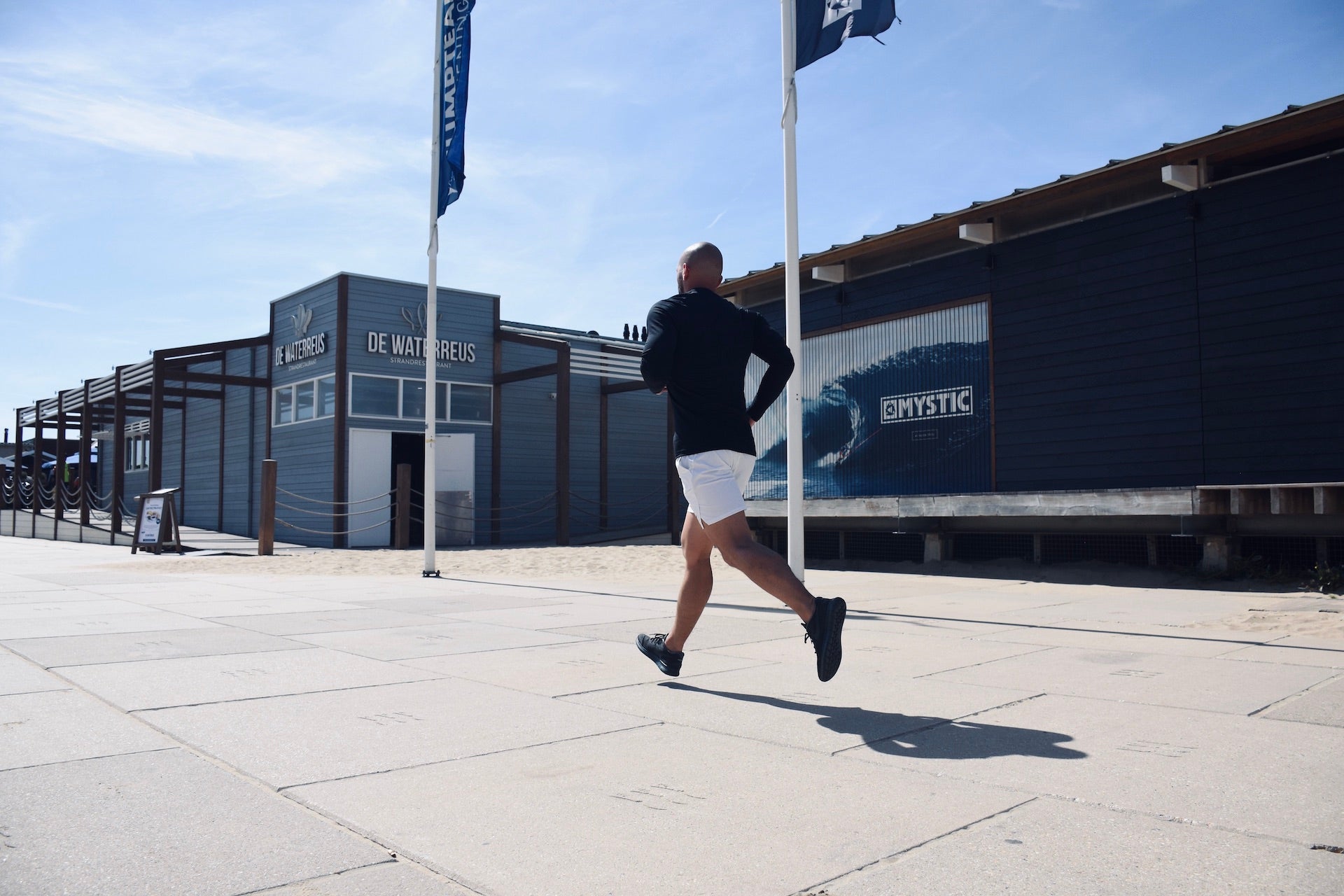 Mann mit Glatze joggt in der Sonne