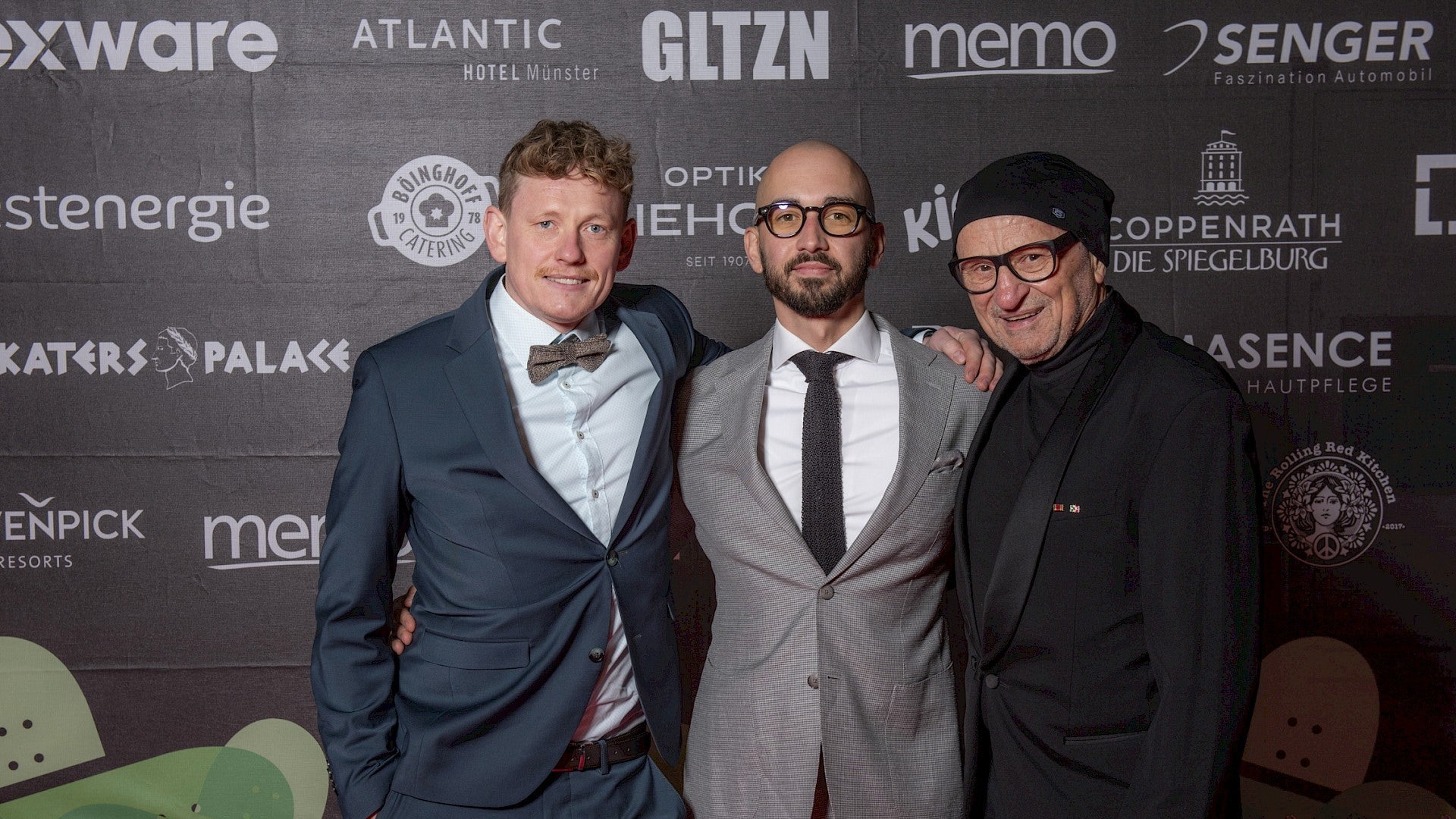 Drei Männer auf der skateaid gala.