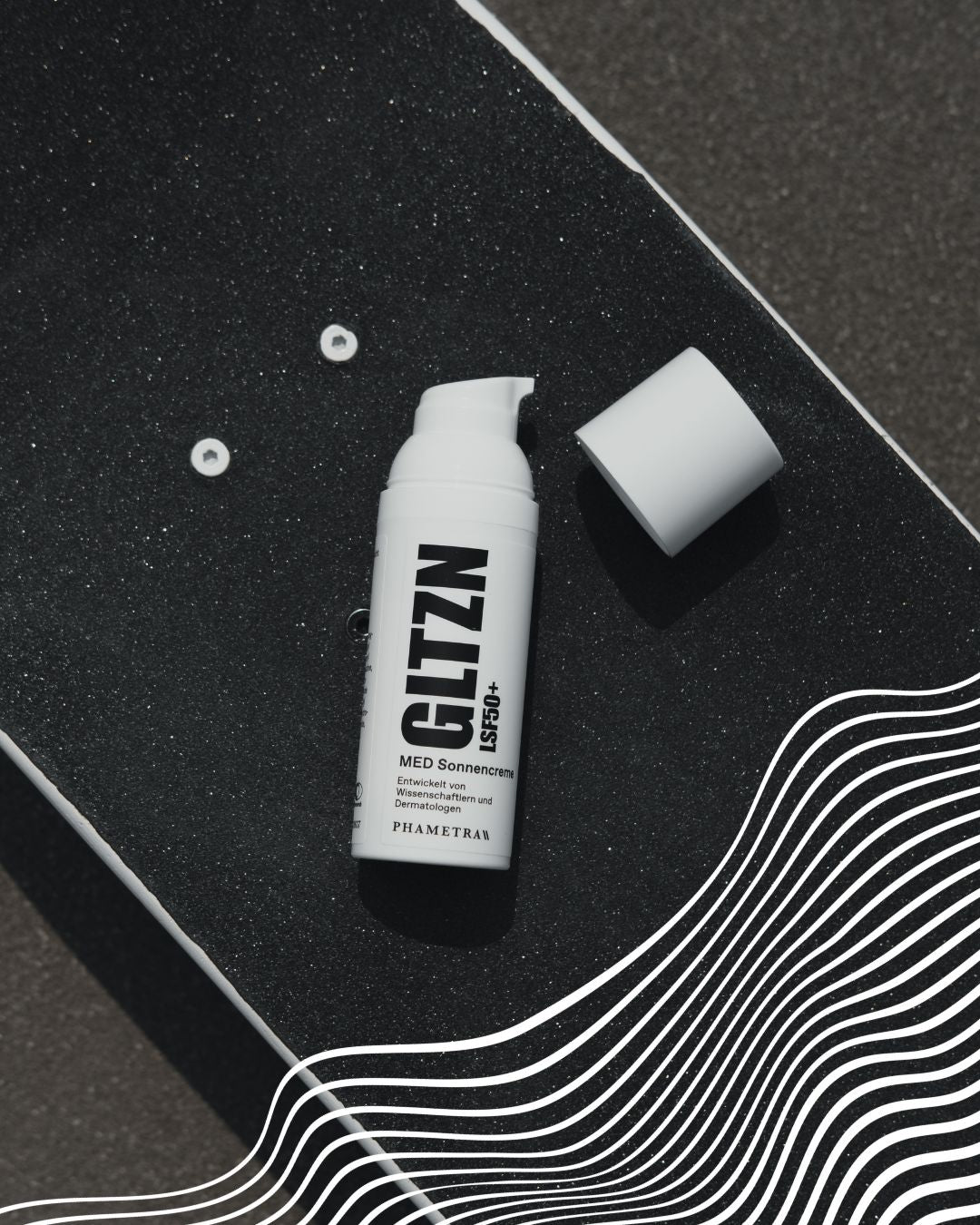 GLTZN Sonnencreme auf einem Skateboard.